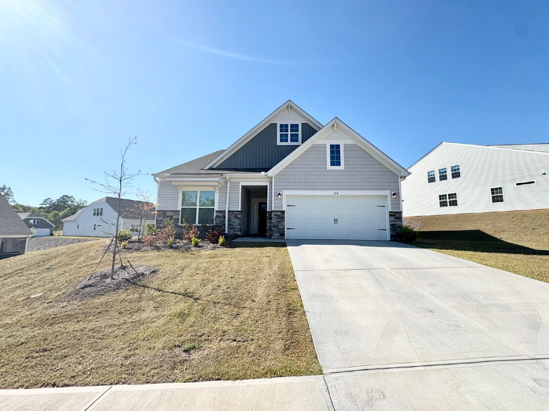 Spacious 4-Bedroom Home w/ 3 Full Baths on Somerset Lane in Central, SC - Spacious 4-Bedroom Home w/ 3 Full Baths on Somerset Lane in Central, SC