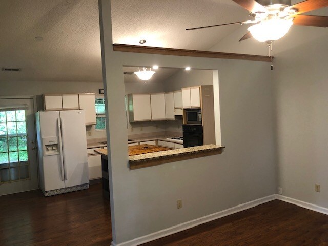 Sala de estar/Cocina - 26 E Meadow Ln