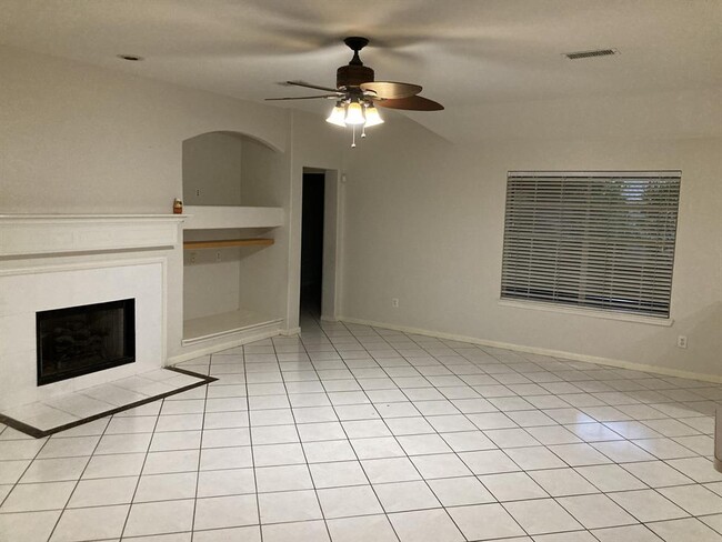 Building Photo - 8634 Westcove Cir