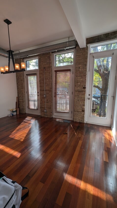 Primary Photo - 1222 W Hubbard St
