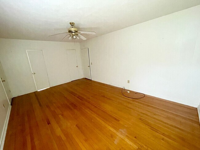 Building Photo - Large 4 Bedroom/ 3 Bathroom House for Rent in Brandon 042!