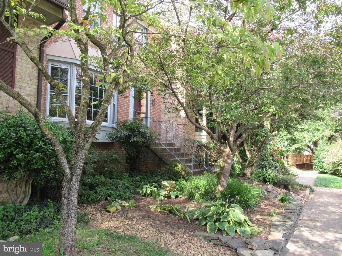 2873 Sutton Oaks Ln, Vienna, VA 22181 House for Rent in Vienna, VA