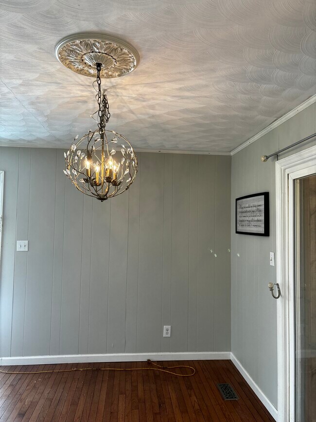 beautiful chandelier - 7527 Old Shelby Rd