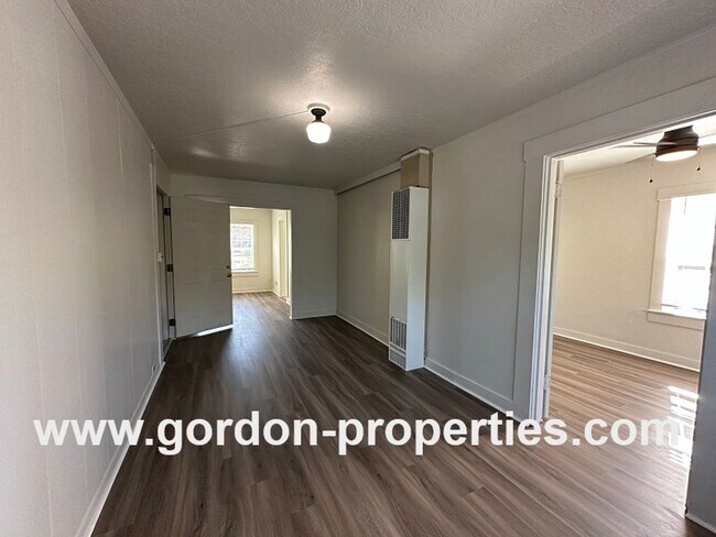 Foto del edificio - VACANT (4714) Belmont SE 4712-4716