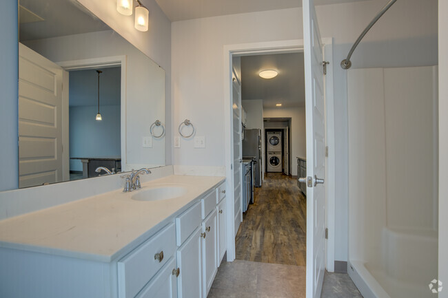 2BR, 2BA - 850SF - Bathroom - Marketplace Apartments