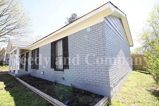 Foto del edificio - 2447 Wellons Ave