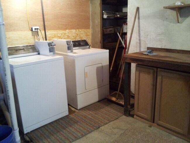 Building Photo - 431 E Walnut Ln