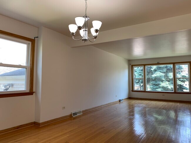 Building Photo - 2058 Parkside Dr