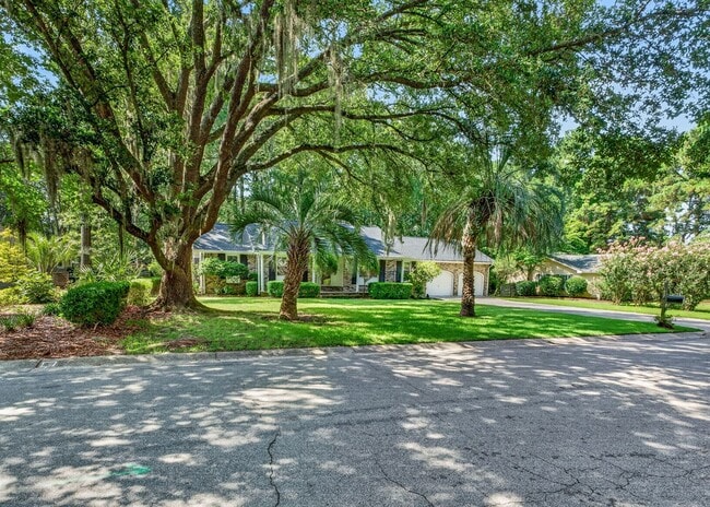 Photo - Spacious Living Near Downtown Charleston House