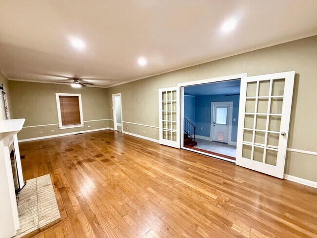 Foto del edificio - Spacious 3 bedroom with its own micro-park!