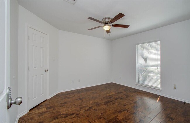 Foto del edificio - 926 E Heights Hollow Ln