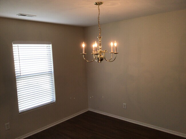 Building Photo - 816 Willow Creek Drive