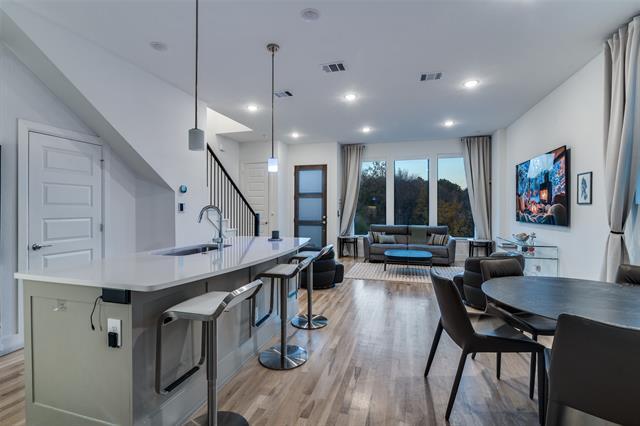 Foto del edificio - 8100 Cornelius Dr.