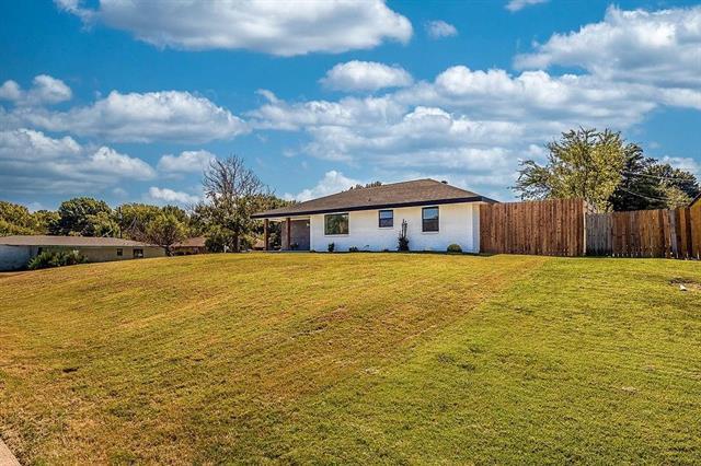 Building Photo - 310 E 6th St