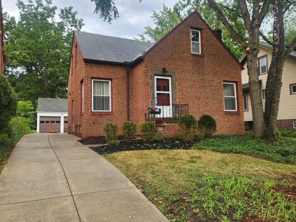 Primary Photo - Your Dream 3-Bed, 2-Bath Home Awaits – Mov...