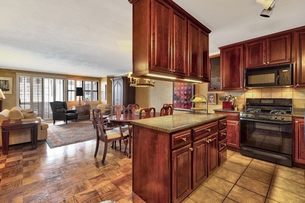 Primary Photo - 8 Whittier Pl