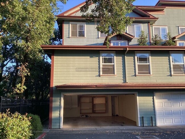 Building Photo - Elegant-Ideally located-Windsor Green End ...