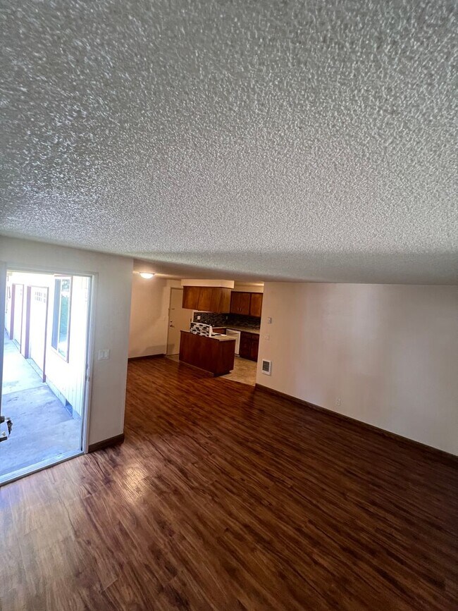 Building Photo - Veneta Duplex