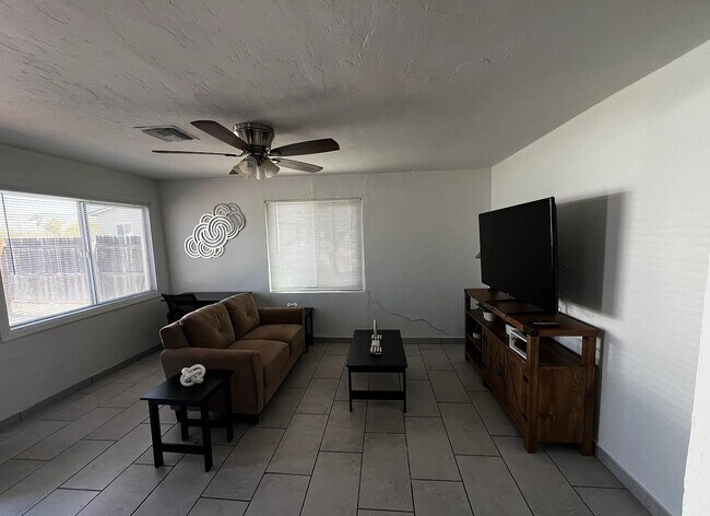 Foto del edificio - 2145 N Belvedere Ave