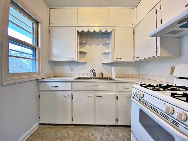 Foto del edificio - Great 2 bedroom ranch $795