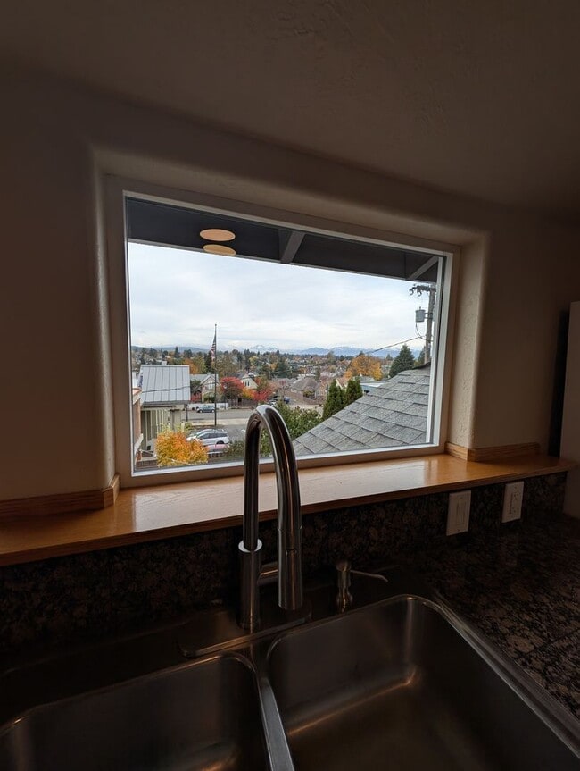 Foto del edificio - Easy Commute with Stunning Views!