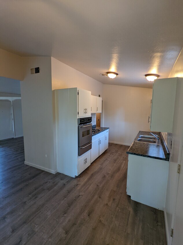 543 W Tulare Ave, Visalia, CA 93277 Townhome Rentals in Visalia CA