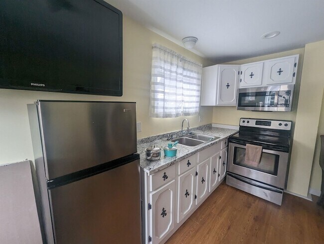 Building Photo - 6 Sixth Street Unit B