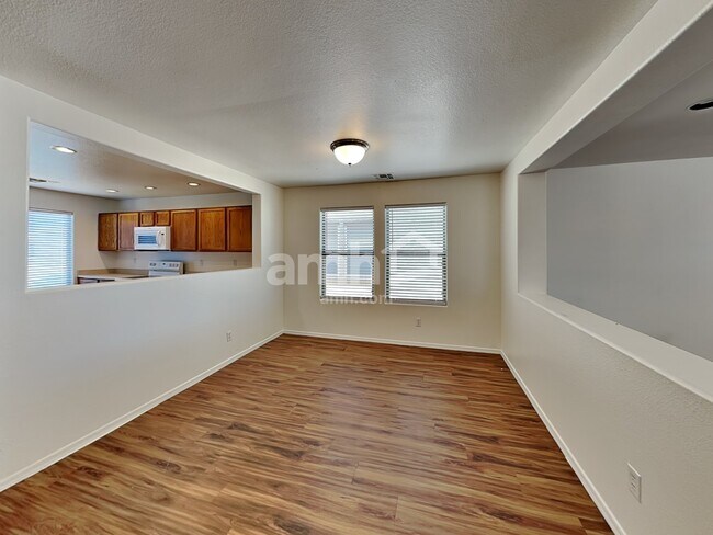 Foto del edificio - 8561 N 63rd Dr