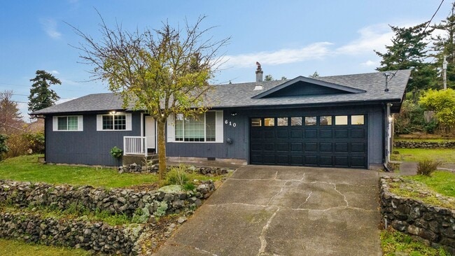 Building Photo - GORGEOUS 3 Bedroom (+BONUS ROOM!) 2 Bath Home with RV/Boat storage near beaches and shopping!