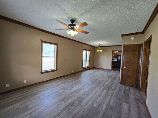 Building Photo - Charming 2 bedroom, 1 bathroom home