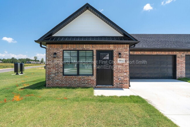 Building Photo - 8901 Cantera Dr