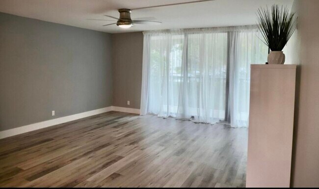 Foto del edificio - 1301 River Reach Dr