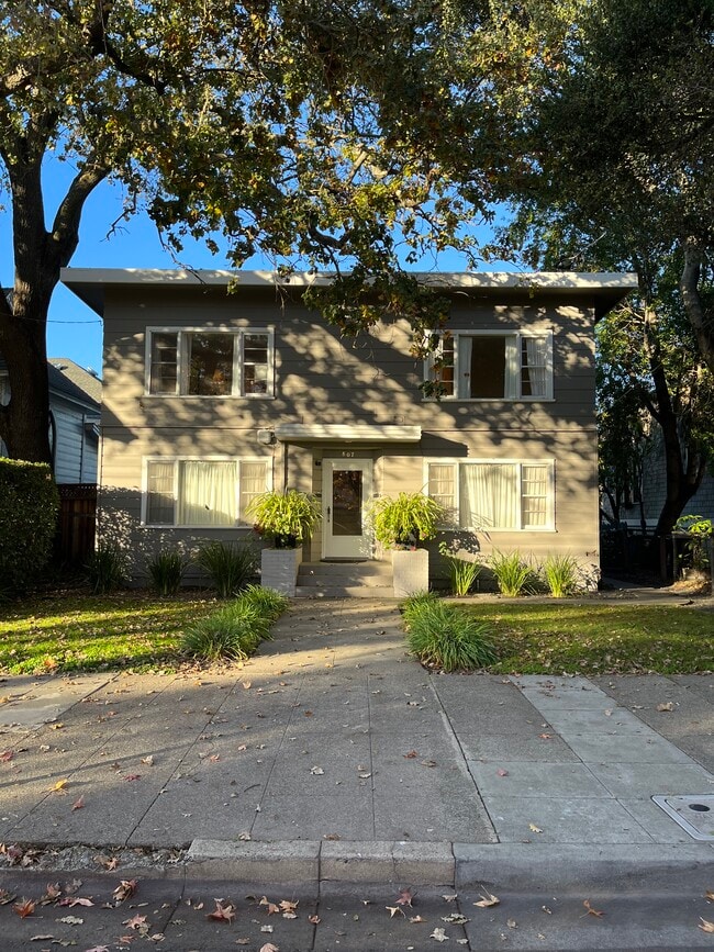 Building Photo - 807 Cherry St