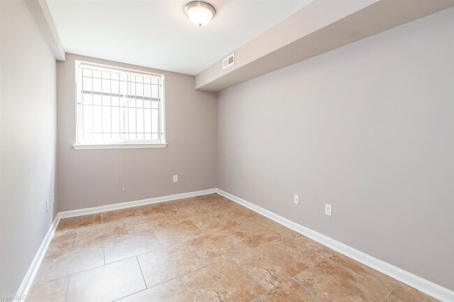 Building Photo - 5 br, 2 bath Duplex - 1835 WILLINGTON ST U...
