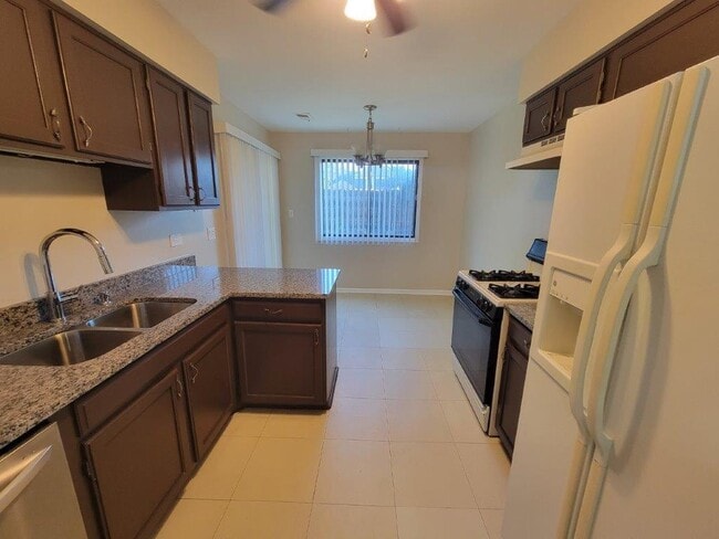 Building Photo - 830 Knottingham Dr