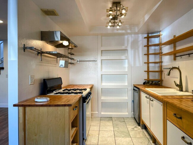 Foto del edificio - Updated 2-Bedroom Townhome with Garage in Resort-Style Community