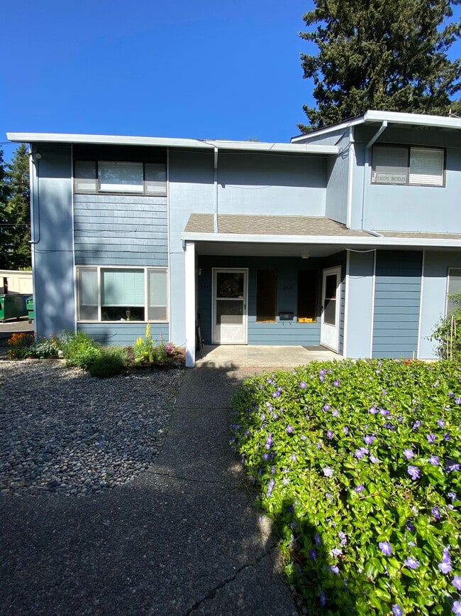 Photo - Large, Updated 2 Bedroom, 1.5 bath Townouse in Lovely Multnomah Village Townhome