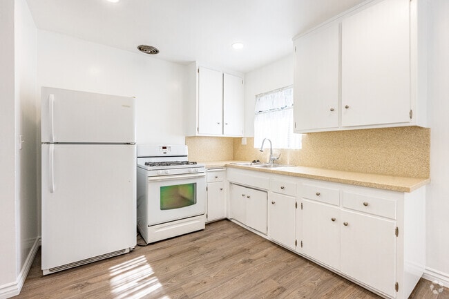 2BR, 1BA - 1,026SF - Kitchen - 521 N Marguerita Ave