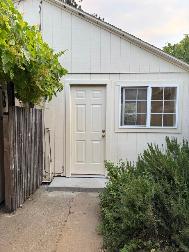 Building Photo - 421 8th St