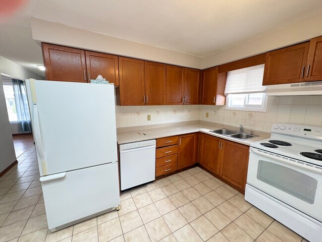 Photo du bâtiment - Fabulous 3 plus Den Single Family Home on East Mountain