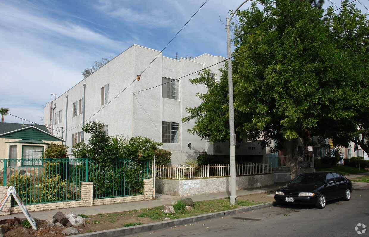 Foto del edificio - 6637 Sylmar Ave