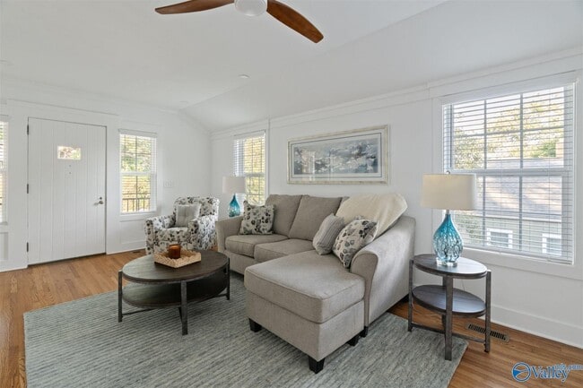 Building Photo - 2217 Scott St