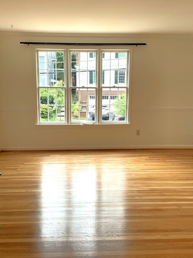 Foto del edificio - Spacious 4-Bedroom, 3-Bathroom Home in a G...