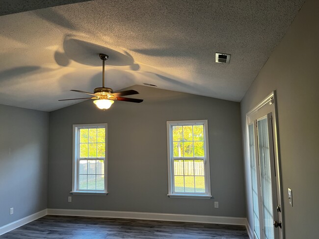 Building Photo - 207 Pigeon Ln