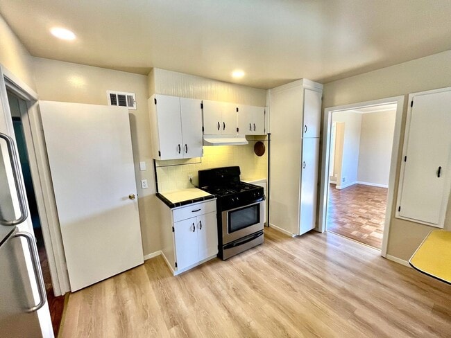 Building Photo - GORGEOUS, BEAUTIFULLY MAINTAINED 3 BED/2 B...