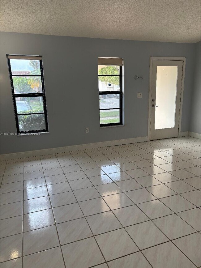 Foto del edificio - 1065 NW 127th Path