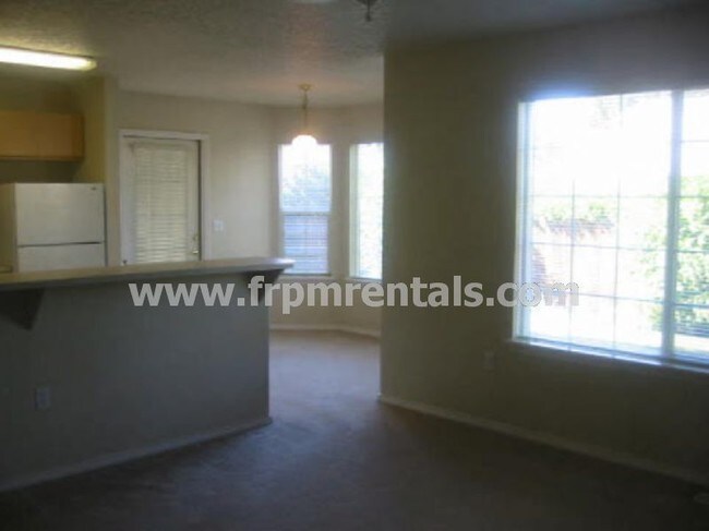 Building Photo - Very Nice 2 Bed/ 2 Bath Lower Level Apartment