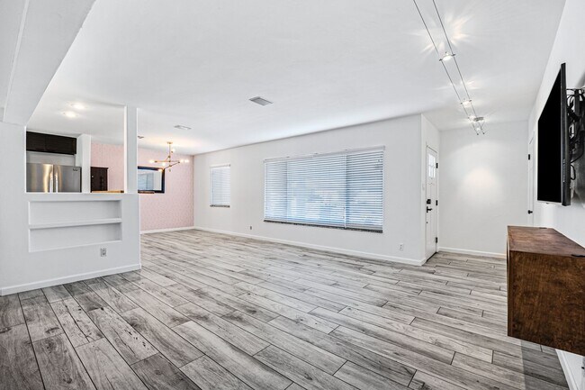 Building Photo - Now Leasing – Fully Updated Scottsdale Home!