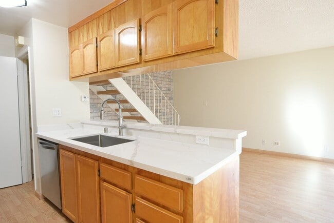 Foto del edificio - Bright and Updated 2 Bedroom 1 Bath Condo in Cambrian Area