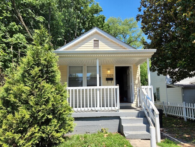 Quiet neighborhood, walking distance to Lynn Family Stadium - 1525 Quincy St